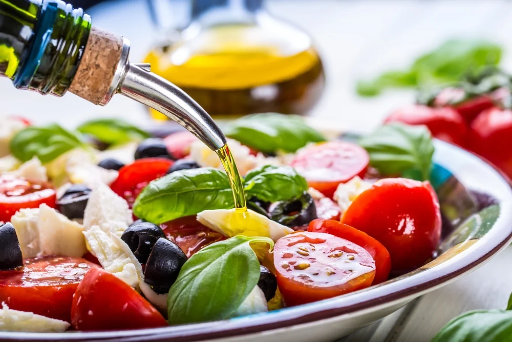 Zbuloni pse vaji i ullirit është baza e dietës mesdhetare dhe si ndikon në jetëgjatësinë. Mësoni benefitet që sjell Shkrela Olive Oil per ju!