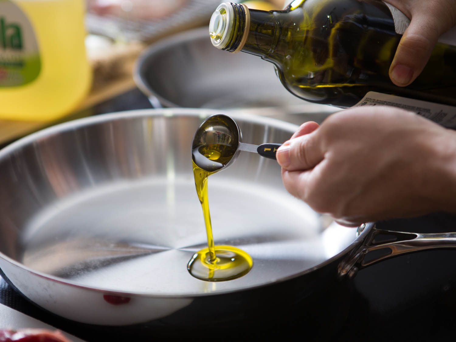 Zbuloni mënyrat më të mira për të përdorur vajin e ullirit në receta të përditshme shqiptare. Nga gjellët e shtëpisë te sallatat tradicionale