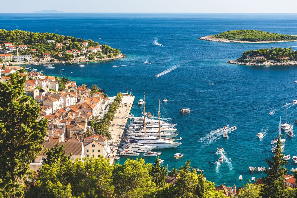 Kodrat mesdhetare te jugut te Shqiperise ku rritet ulliri
